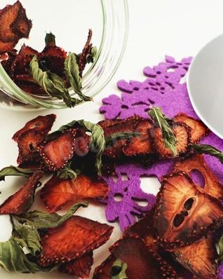 Сушеная клубника с листьями на чай