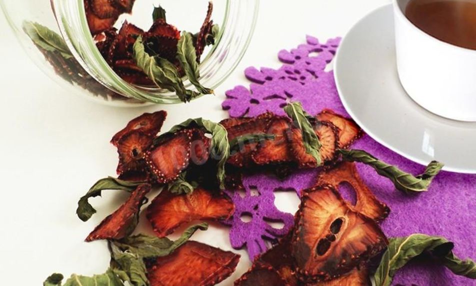 Рецепт сушеной клубники с листьями на чай