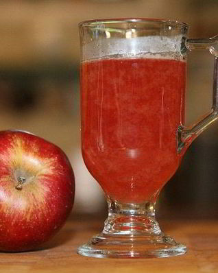 Яблочно-смородиновый чай с медом и корицей