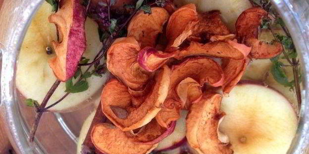 яблочный чай с душицей и корицей