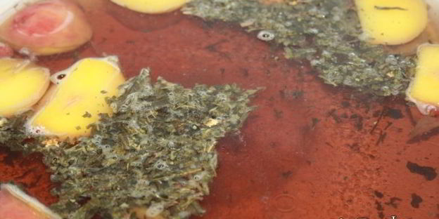 чайный напиток с нектаринами и клубникой