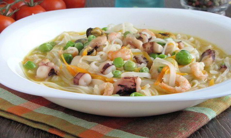 Рецепт фунчозы с морским коктейлем и зеленым горошком