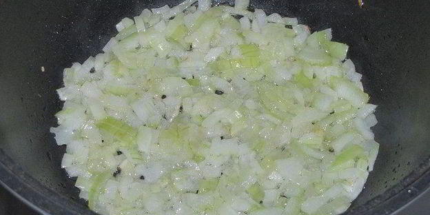 фунчоза с морским коктейлем и зеленым горошком