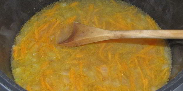 фунчоза с морским коктейлем и зеленым горошком