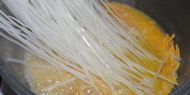 фунчоза с морским коктейлем и зеленым горошком