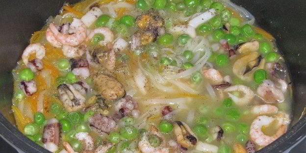 фунчоза с морским коктейлем и зеленым горошком