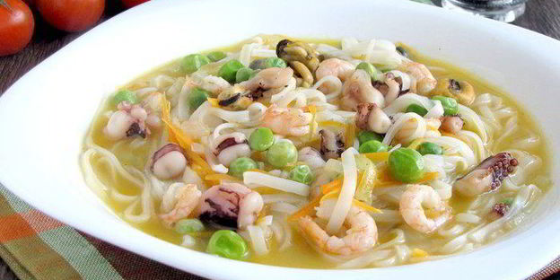 фунчоза с морским коктейлем и зеленым горошком