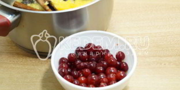 глинтвейн из белого вина с апельсином и клюквой