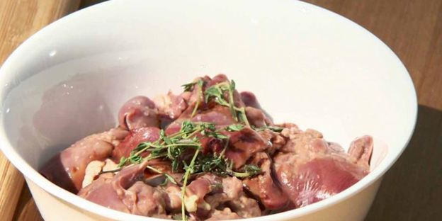 куриная печенка с соусом из глинтвейна