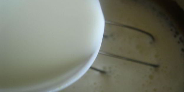 молочный кисель с клубничным конфитюром