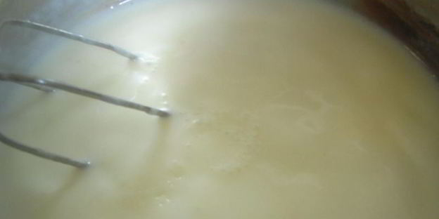 молочный кисель с клубничным конфитюром