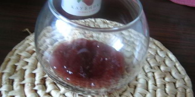 молочный кисель с клубничным конфитюром