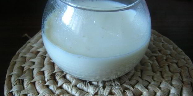 молочный кисель с клубничным конфитюром