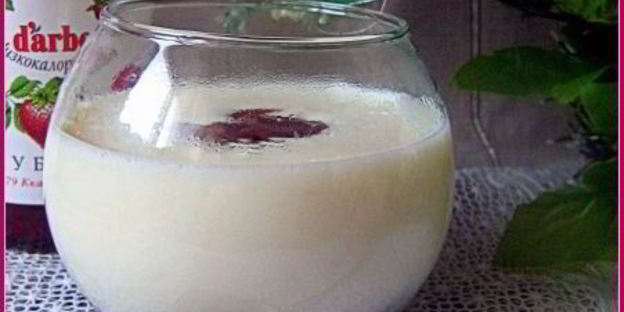 молочный кисель с клубничным конфитюром