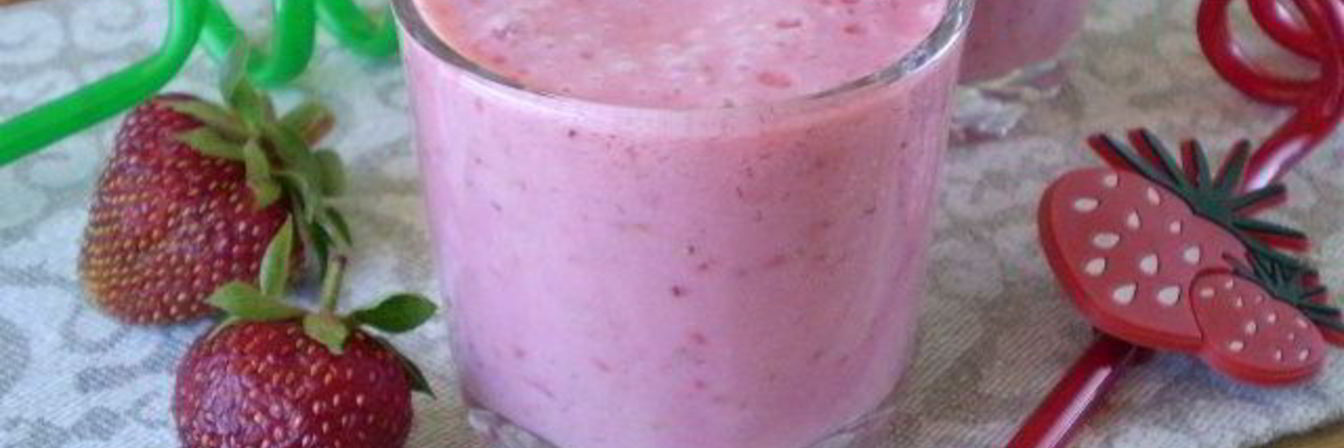Клубничный коктейль в блендере