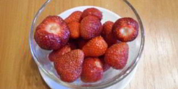 клубничный коктейль в блендере