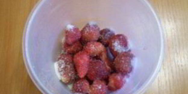 клубничный коктейль в блендере