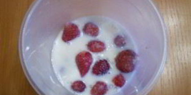 клубничный коктейль в блендере