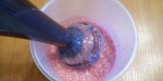 клубничный коктейль в блендере