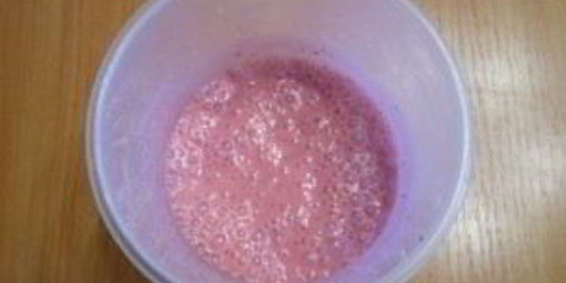 клубничный коктейль в блендере