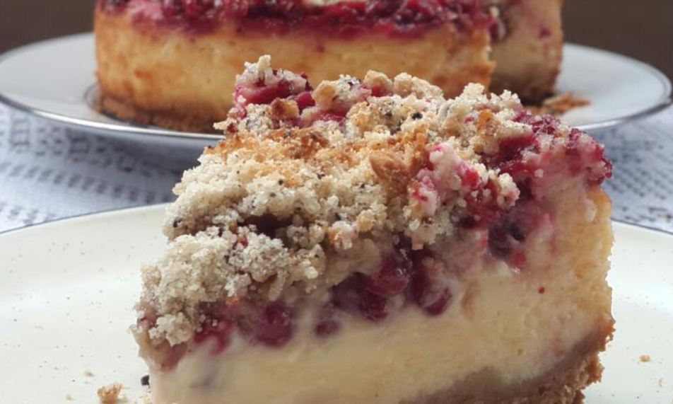 Рецепт чизкейка с брусникой и кофейным штрейзелем