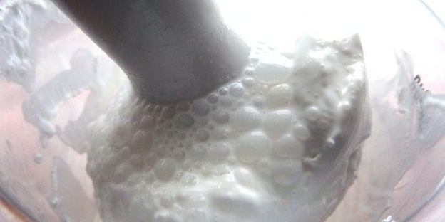 карамельный кофе под сливочной шапочкой