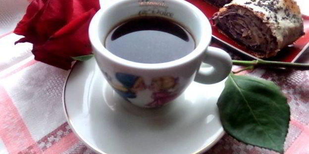 карамельный кофе под сливочной шапочкой