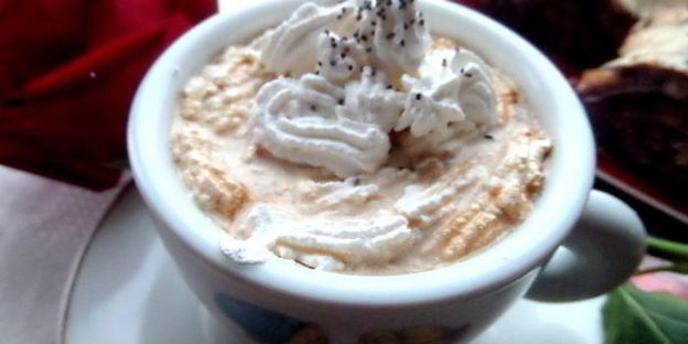 карамельный кофе под сливочной шапочкой