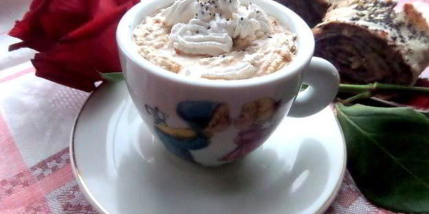 карамельный кофе под сливочной шапочкой