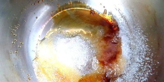 карамельный кофе под сливочной шапочкой