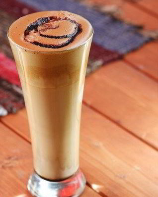 Ледяной миндальный латте