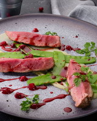 Вырезка теленка с зеленым горошком, кофейно-брусничным соусом и пюре из яблок и сельдерея