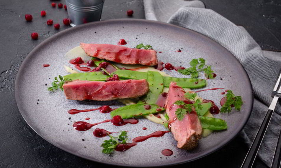 Рецепт вырезки теленка с зеленым горошком, кофейно-брусничным соусом и пюре из яблок и сельдерея