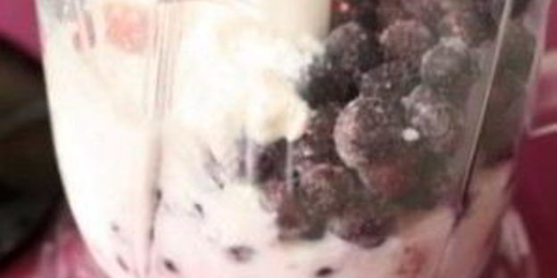 кокосовый коктейль с ягодами