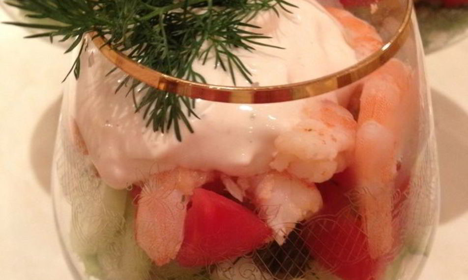 Рецепт коктейля из креветок, овощей и сыра с голубой плесенью