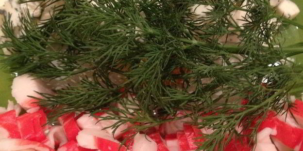 коктейль из креветок, овощей и сыра с голубой плесенью