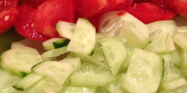 коктейль из креветок, овощей и сыра с голубой плесенью