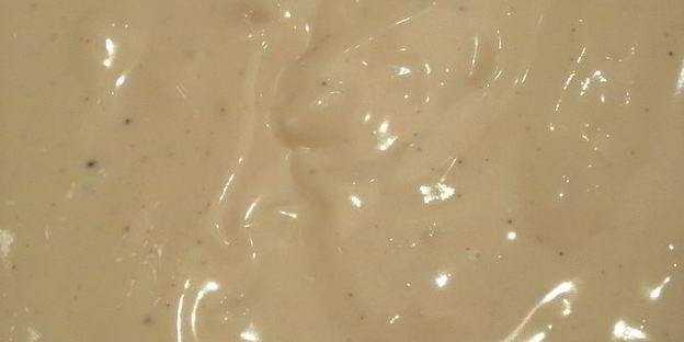 коктейль из креветок, овощей и сыра с голубой плесенью