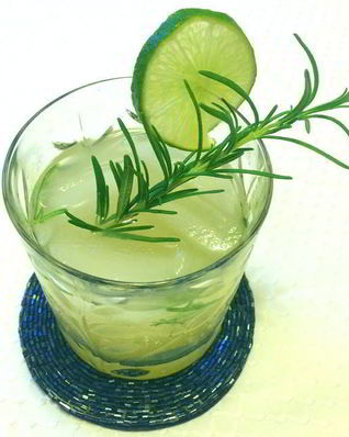 Коктейль Розмариновый баха-стайл лаймэйд