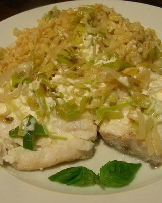 Рыба с луком-пореем и сливочным соусом с водкой