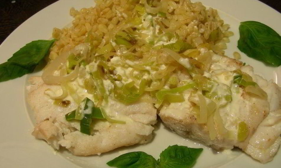 Рецепт рыбы с луком-пореем и сливочным соусом с водкой