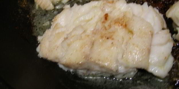 рыба с луком-пореем и сливочным соусом с водкой