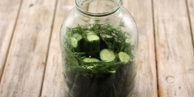 соленые огурцы с водкой