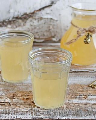 Квас из березового сока с изюмом коричневым сахаром и хлебом