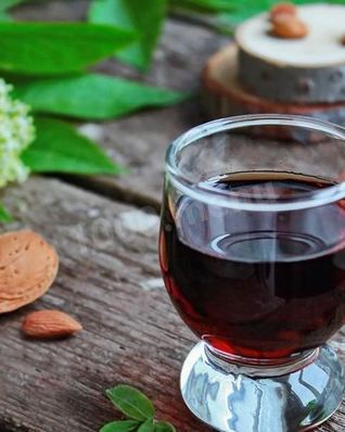 Ликер амаретто с миндалем и абрикосовыми косточками