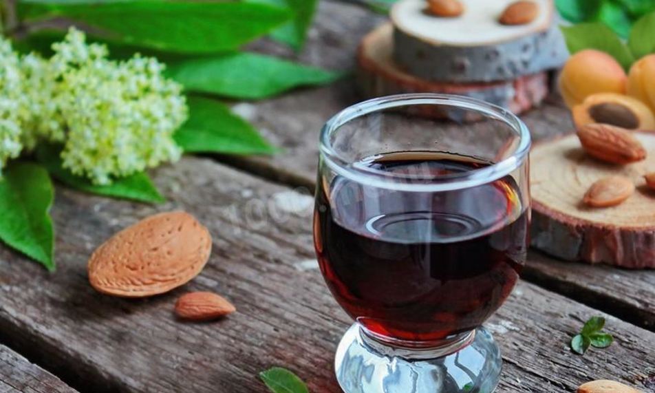 Рецепт ликера амаретто с миндалем и абрикосовыми косточками