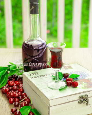 Вишневый ликер на вишне с косточками