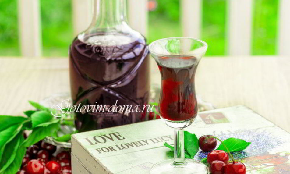Рецепт вишневого ликера на вишне с косточками