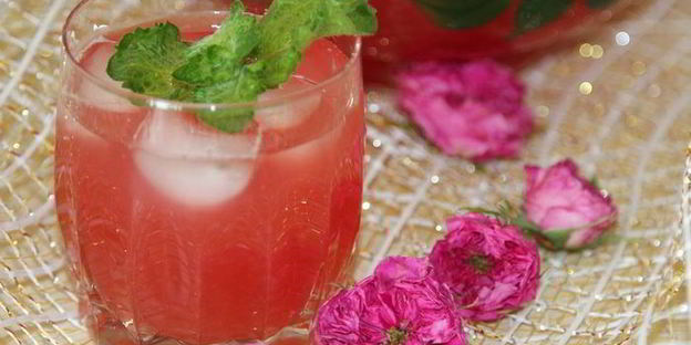 легкий освежающий лимонад из чайной розы и мяты