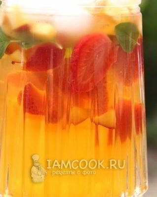 Лимонад из зеленого чая с ягодами и фруктами